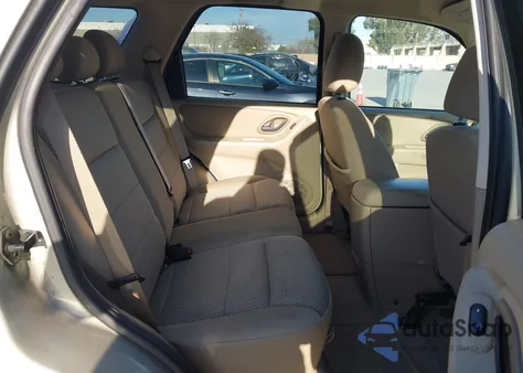 2005 Ford Escape Xlt z USA, uszkodzony, nr VIN 1FMYU03105KA22938